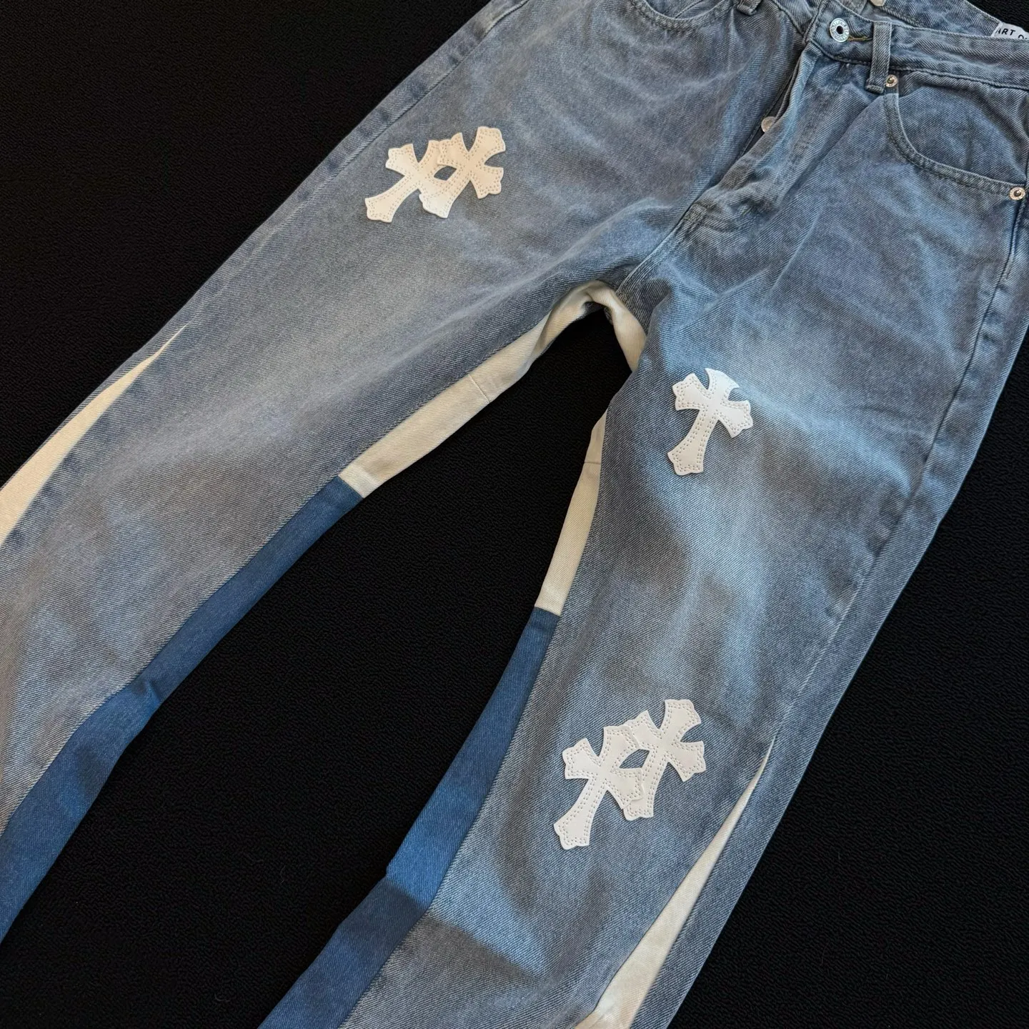 P260 model number: D356 GALLERY DEPT & Chrome hearts washed blue spliced cross jeans, three-dimensional version, loose and comfortable, not picky about body shape, factory-made, original factory quality control, same style for men and women, can be matched with couples, versatile recommendation, must-have denim for all seasons, made of heavy-duty washed pure cotton denim fabric, after washing, it is soft and thick, very stylish when worn on the body Size: 28, 30, 32, 34, 36 (S-XXL) Color: Splicing Size reference # 28 trouser length 100 waist 72 30 trouser length 102 waist 76 32 trouser length 104 waist 80 34 trouser length 106 waist 84 36 trouser length 108 waist 88